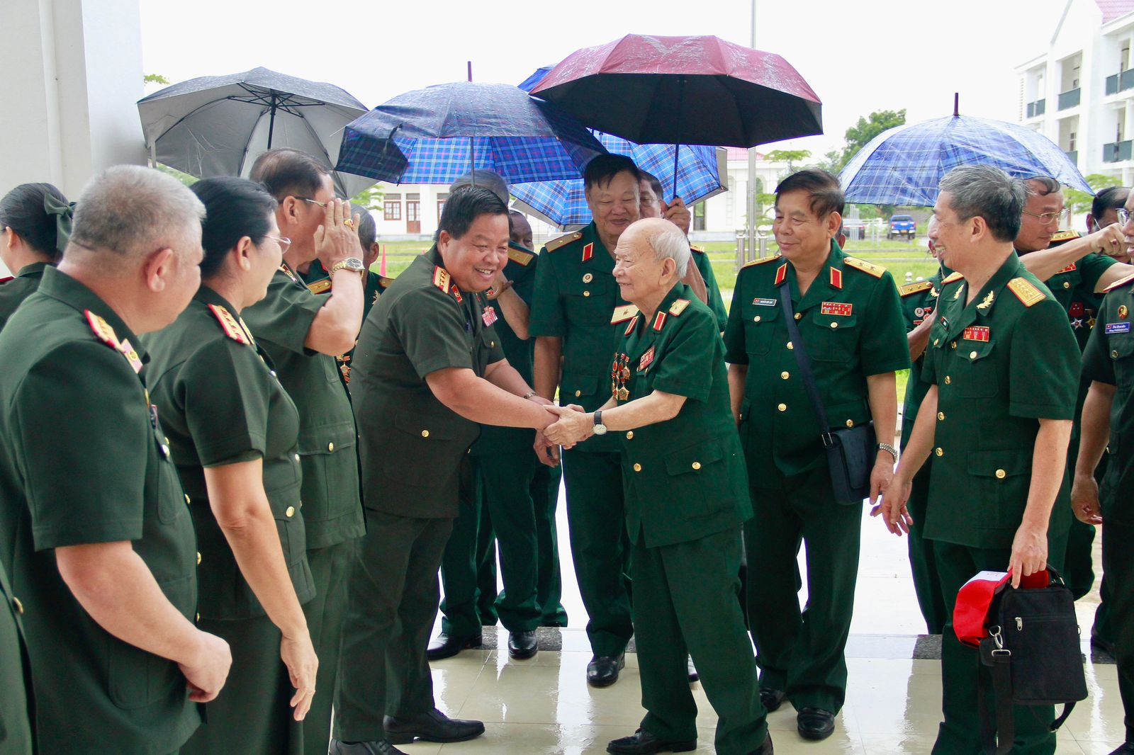 Cựu quân tình nguyện và chuyên gia quân sự Việt Nam giúp Lào tới thăm Trường Văn hóa dân tộc nội trú Quân đội nhân dân Lào